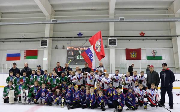 В Стародубе состоялись финальные матчи на Кубок губернатора Брянской области по хоккею