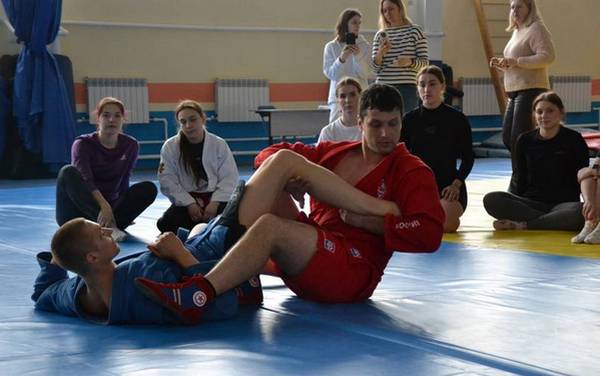 Мастер-класс по самбо для студентов БГУ провел брянский чемпион Артем Осипенко