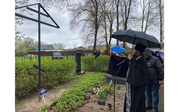 В поселке Навля Брянской области освятили поклонный крест на месте массовой казни