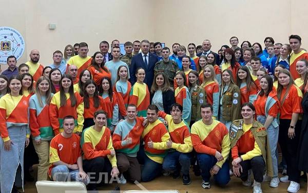 Губернатор Брянщины Александр Богомаз встретился с волонтёрами Всемирного фестиваля молодёжи