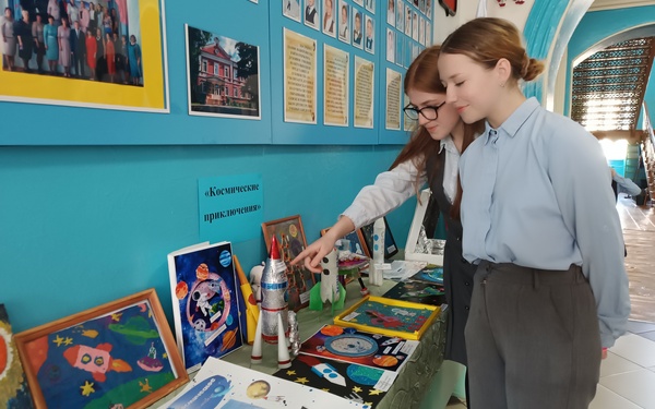 В школе № 1 Севска организовали выставку детских рисунков «Ближе к звёздам»