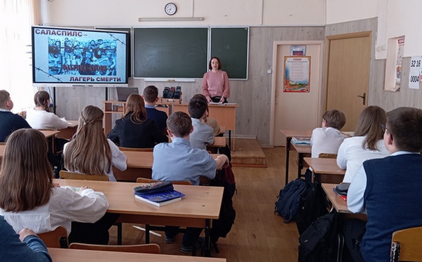 Сотрудники библиотеки №12 Брянска провели исторический диалог «Маленькие жертвы большой человеческой жестокости»