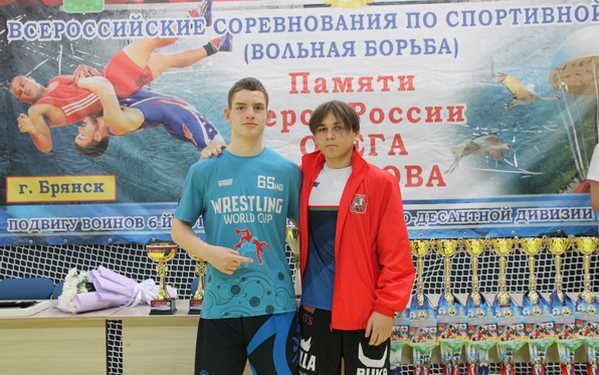 Во Всероссийские соревнования памяти Героя России Олега Ермакова по спортивной борьбе среди юношей принимают участие опытные спортсмены