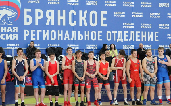 В Брянске проходят всероссийские соревнования памяти Героя России Олега Ермакова по спортивной борьбе среди юношей