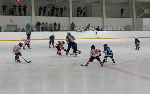 Игры Кубка Губернатора Брянской области по хоккею проходят в Жуковке