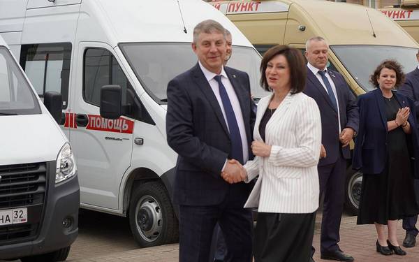 Губернатор Брянской области Александр Богомаз поздравил работников скорой помощи