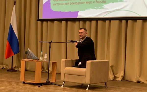 Брянские школьники встретились с паралимпийцем Алексеем Талаем