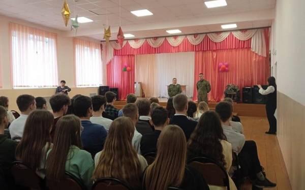 Погарским школьникам рассказали о службе на границе