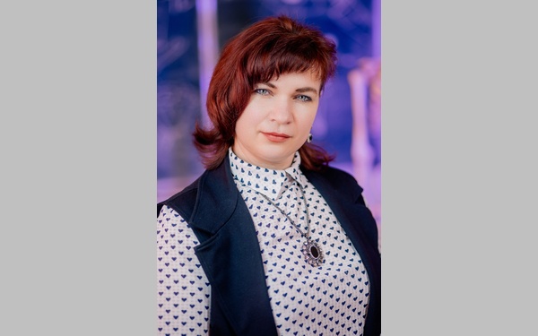 Директор Дубровской средней школы № 1 имени генерал-майора И.С. Никитина Наталья Андрюшина отмечает юбилей