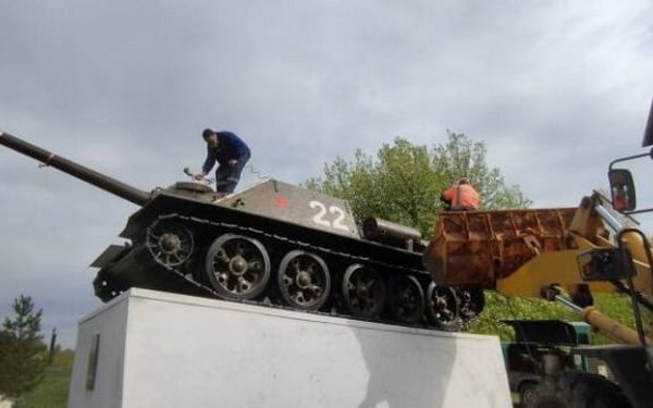 В Севском районе благоустраивают территории памятников вдоль дорог