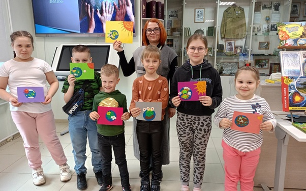 В Модельной детской библиотеке № 2 Брянска состоялась мастерская творческих идей, приуроченная ко Дню Земли