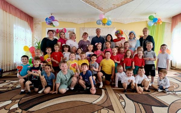 Специалисты из Брянской области продолжают ремонтировать кровли образовательных учреждений подшефной Брянки