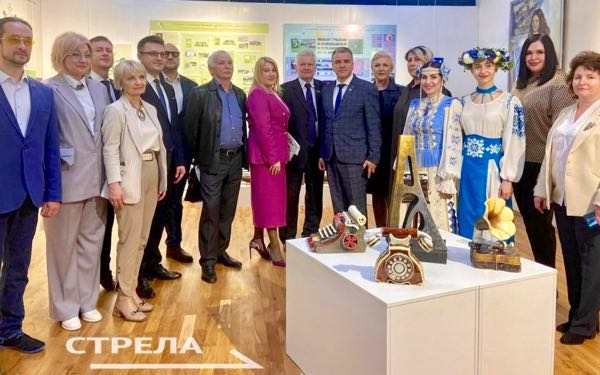 В Брянске открылась международная выставка «Традиции и современность»