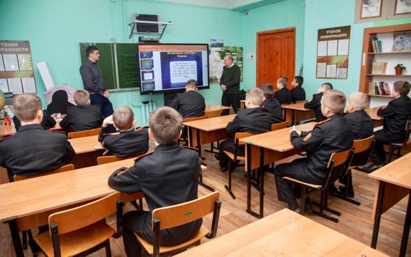 Брянские кадеты учились мечтать вместе с реальными Героями по освоению Космоса