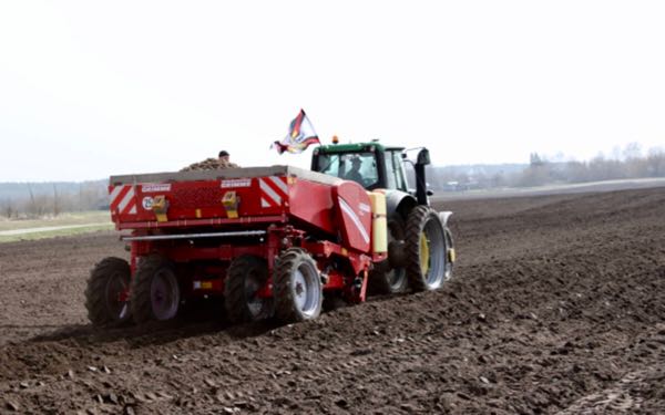 Аграрии Стародубского округа Брянской области сажают картофель