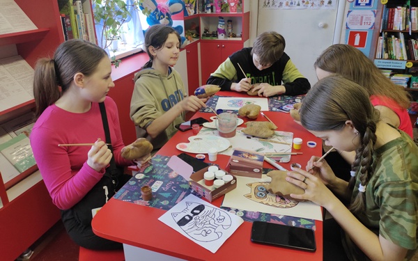 Юных читателей на Брянщине научили создавать кофейные игрушки