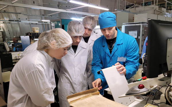 Брянские старшеклассники знакомятся с производством