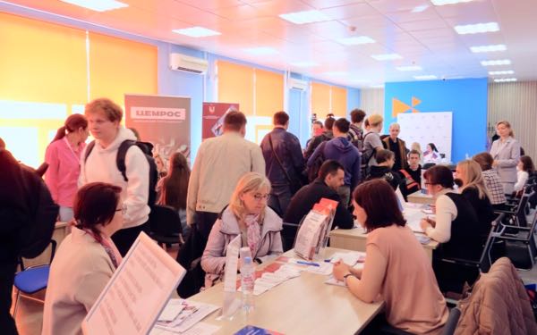 В Брянской области прошёл региональный этап Всероссийской ярмарки трудоустройства «Работа России. Время возможностей»