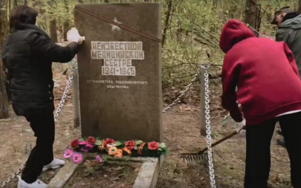 Студенты медколледжа Новозыбкова шефствуют над могилой Неизвестной медсестры