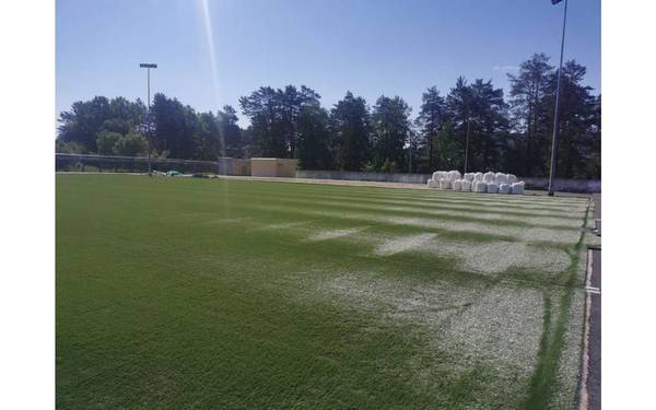 На стадионе «Триумф» в городе Фокино в ходе ремонта уложен футбольный газон