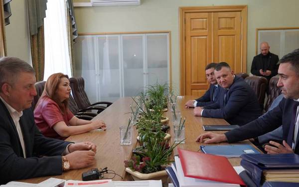 Брянский губернатор провёл рабочую встречу с депутатом Госдумы Дмитрием Хубезовым