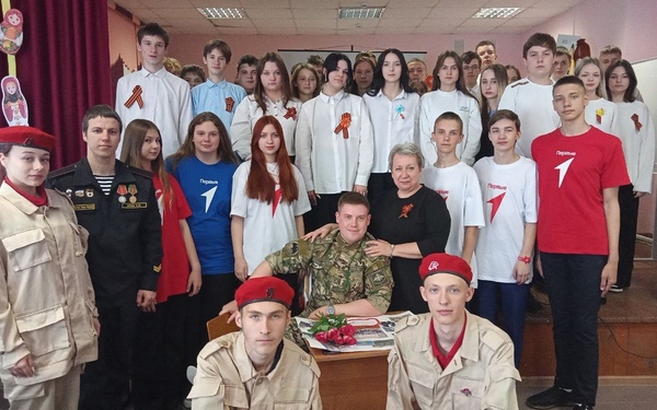 Активисты Новозыбкова организовали встречу с участником СВО Степаном Корнеенко