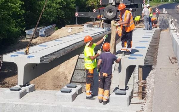 На мосту через реку Уль начался монтаж балок пролетного строения