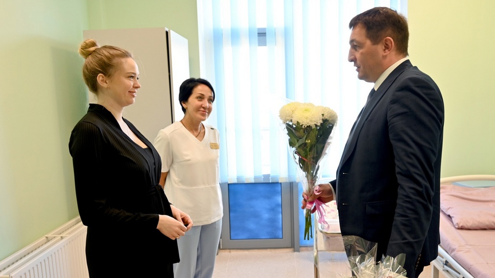 В Брянской области поздравили маму 2024-го новорожденного в этом году