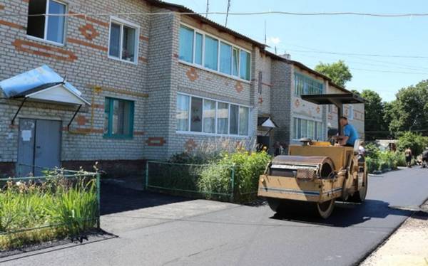 Дворовые территории благоустраивают в Комаричском районе