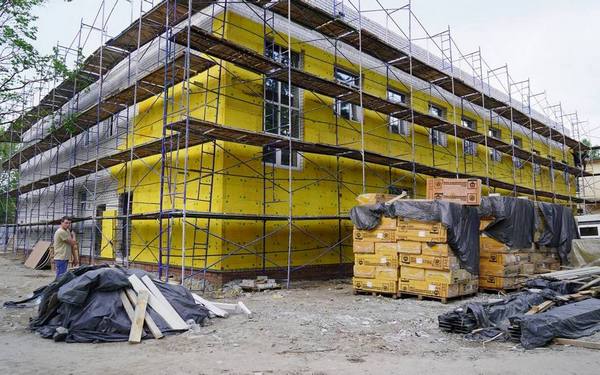 Александр Богомаз осмотрел ход работ реконструкции школы искусств № 10 в Брянске