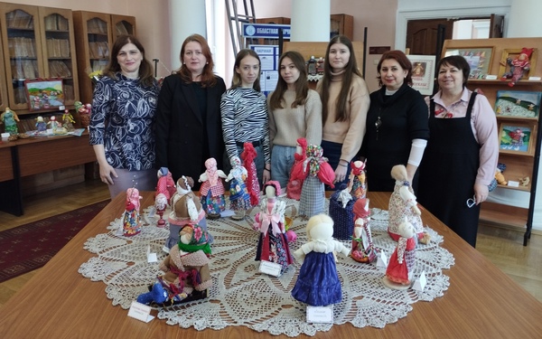 В Брянске открылась уникальная выставка «Дома хорошо, и в школе — куклы»