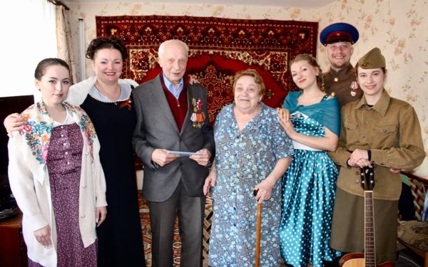 «Фронтовая бригада» Брянского ТЮЗа поздравила ветерана Владимира Георгиевича Кучерявенкова