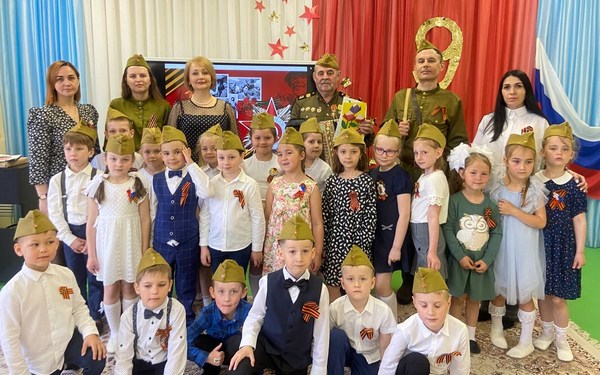 В брянском детсаду «Мегаполис» воспитанников познакомили с праздником памяти и славы