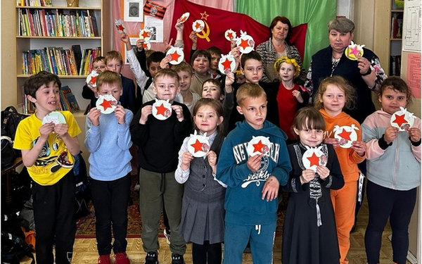 Брянские библиотекари организовали для юных читателей мастер-класс «Талисман Победы»