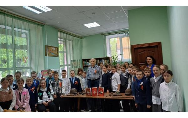 Юные читатели Брянска встретились с писателем Валерием Петраковым