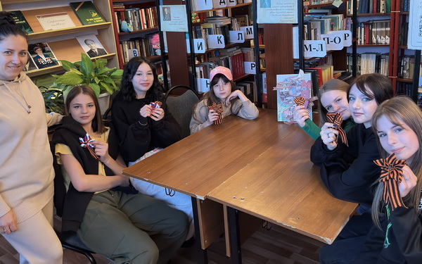 В библиотеках Брянщины школьники мастерят броши к 9 Мая