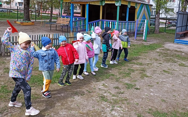 В Новодарковичском детсаду «Колокольчик» Брянского района отметили день самолётиков