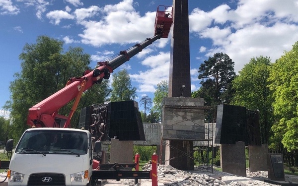 В Клинцах на Брянщине обновляют памятник Героям Отечества
