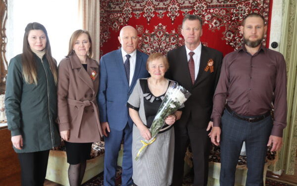 На Брянщине трубчевские «Волонтёры Победы» поздравили ветеранов Великой Отечественной войны с Днём Победы