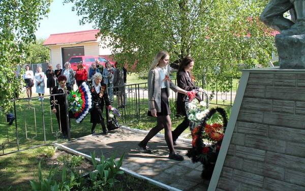 В брянской Суземке почтили память 450 расстрелянных мирных жителей