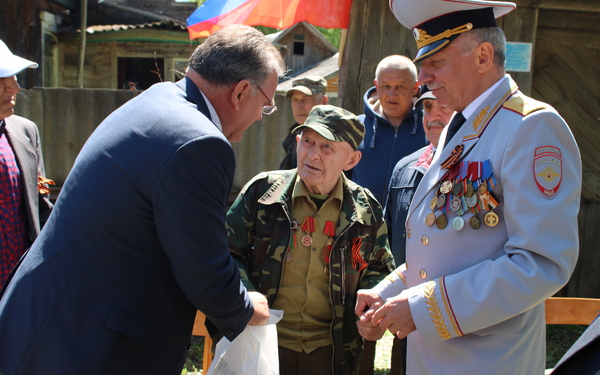В Стародубском округе Брянской области ветерана Великой Отечественной войны поздравили с Днём Победы