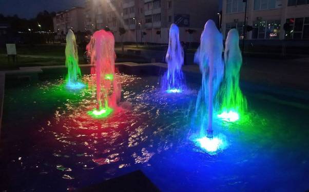 Обновлённый фонтан с подсветкой заработал в брянском городе Жуковка