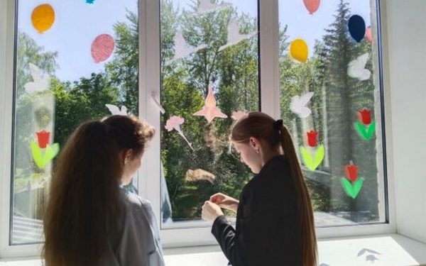 Жители Жирятинского района присоединились к акции «Окна Победы»