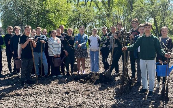 В Бочаровской средней школе Комаричского района провели акцию «Сад Памяти»