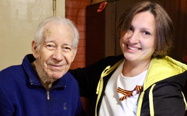 Брянского ветерана поздравили с Днём Победы артисты театра юного зрителя