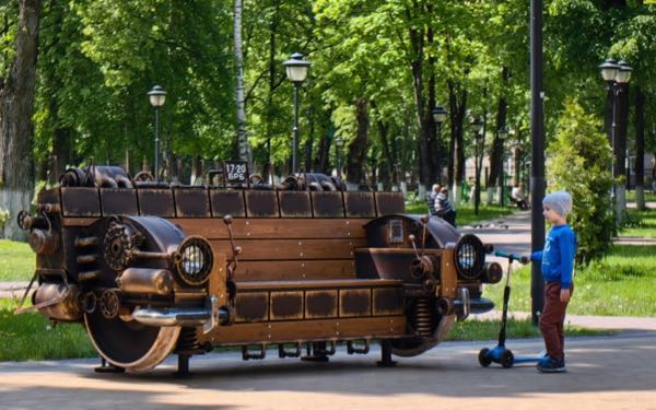 В парке железнодорожников в Брянске установили арт-объект «Паро-Дизель-Скамья».