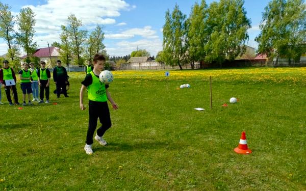 В Локотской средней школе № 3 Брасовского района прошёл спортивный праздник «Футбольная карусель»