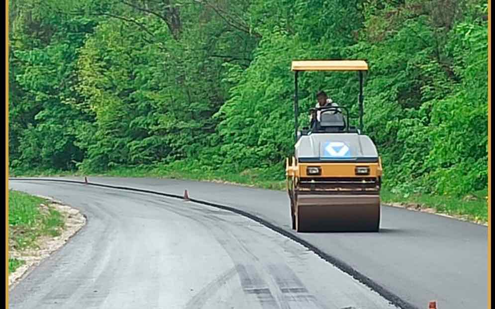 В Почеспком районе приводят в надлежащий вид участок автомобильной дороги Красный Рог — станция Красный Рог