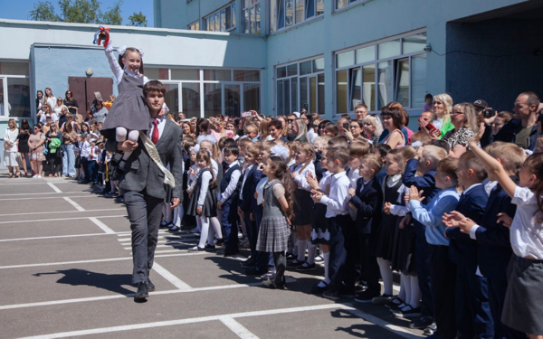 В школах Брянска прозвучал последний звонок в 11 классах