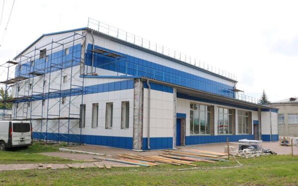 В посёлке Комаричи ремонтируют спортивную школу «Юность»